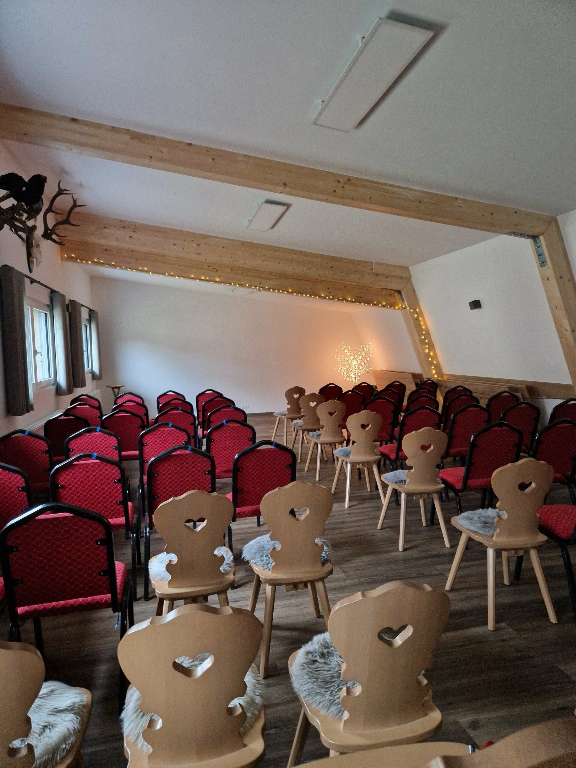Der Veranstaltungssaal in der Stelzenhütte im Café Hemmale in Glödnitz.