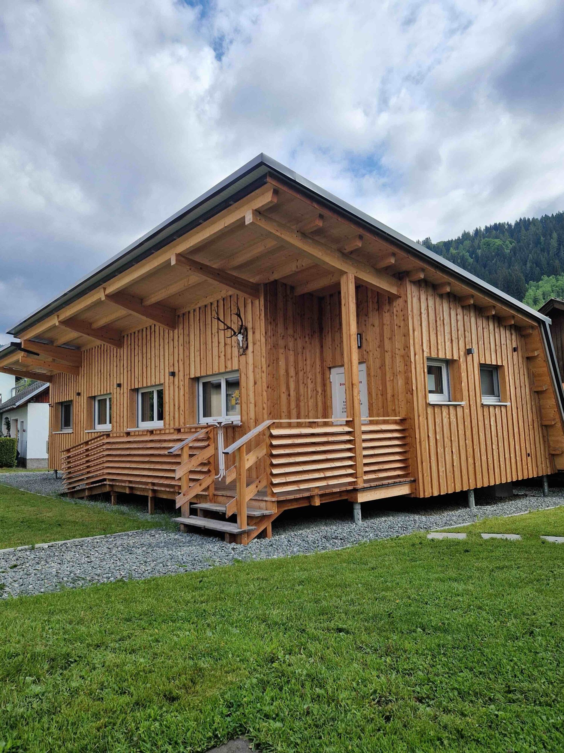 Die Stelzenhütte neben dem Café Hemmale in Glödnitz von außen.