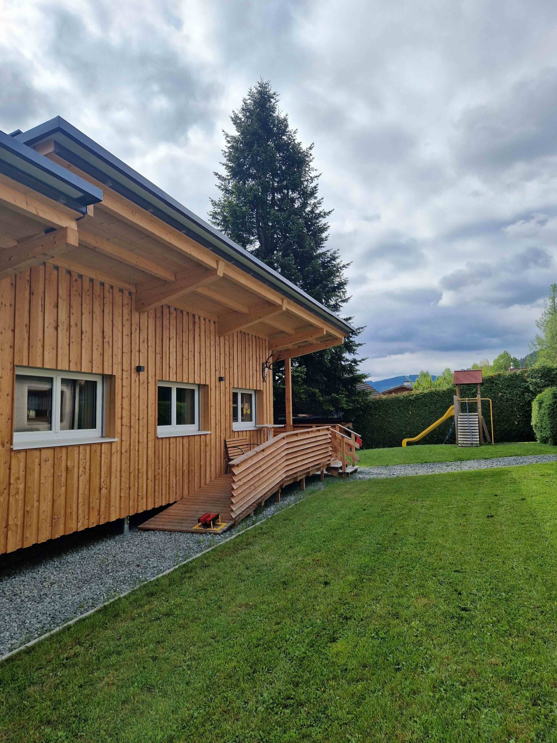 Die Stelzenhütte neben dem Café Hemmale in Glödnitz von außen.